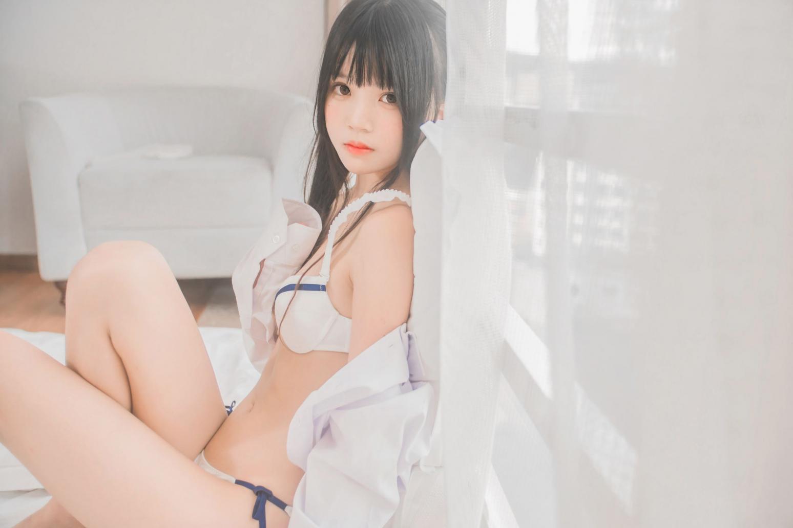 萝莉风COS 桜桃喵 – 白衬衫双马尾 - 图片4