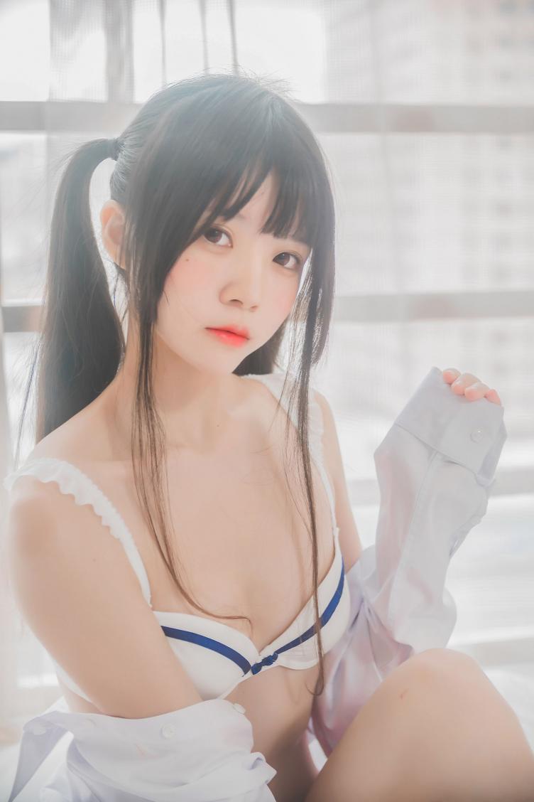 萝莉风COS 桜桃喵 – 白衬衫双马尾 - 图片2