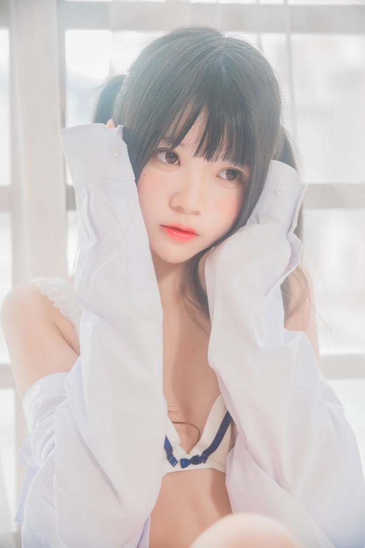 萝莉风COS 桜桃喵 – 白衬衫双马尾
