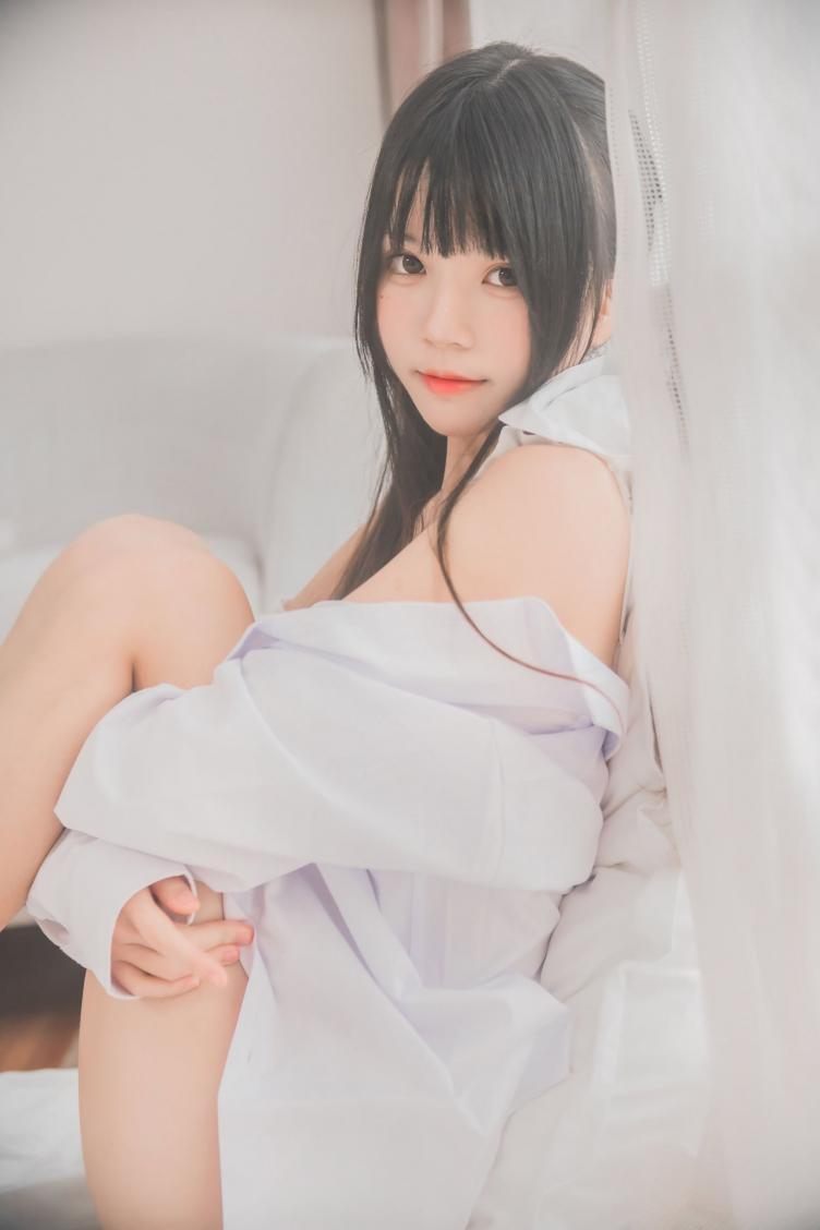 萝莉风COS 桜桃喵 – 白衬衫双马尾 - 图片5