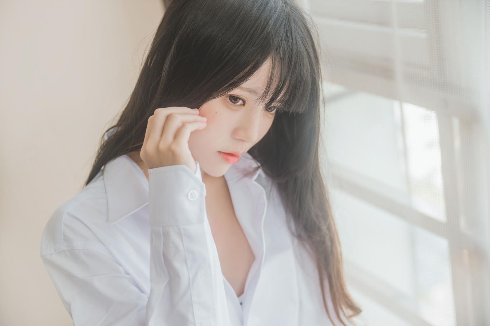 萝莉风COS 桜桃喵 – 白衬衫散发