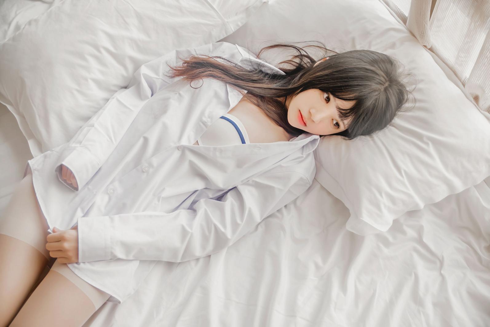 萝莉风COS 桜桃喵 – 白衬衫散发 - 图片6