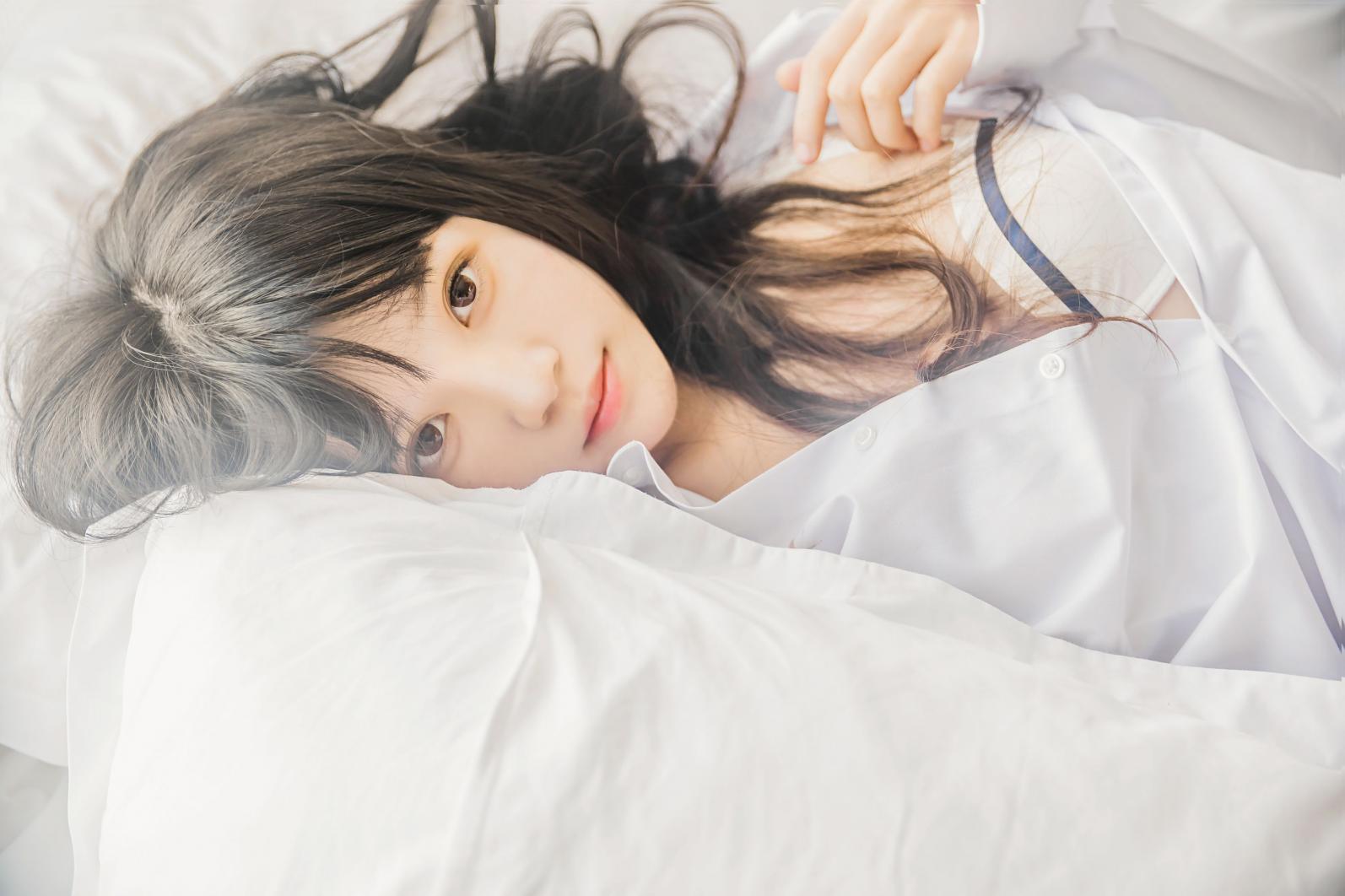 萝莉风COS 桜桃喵 – 白衬衫散发 - 图片5