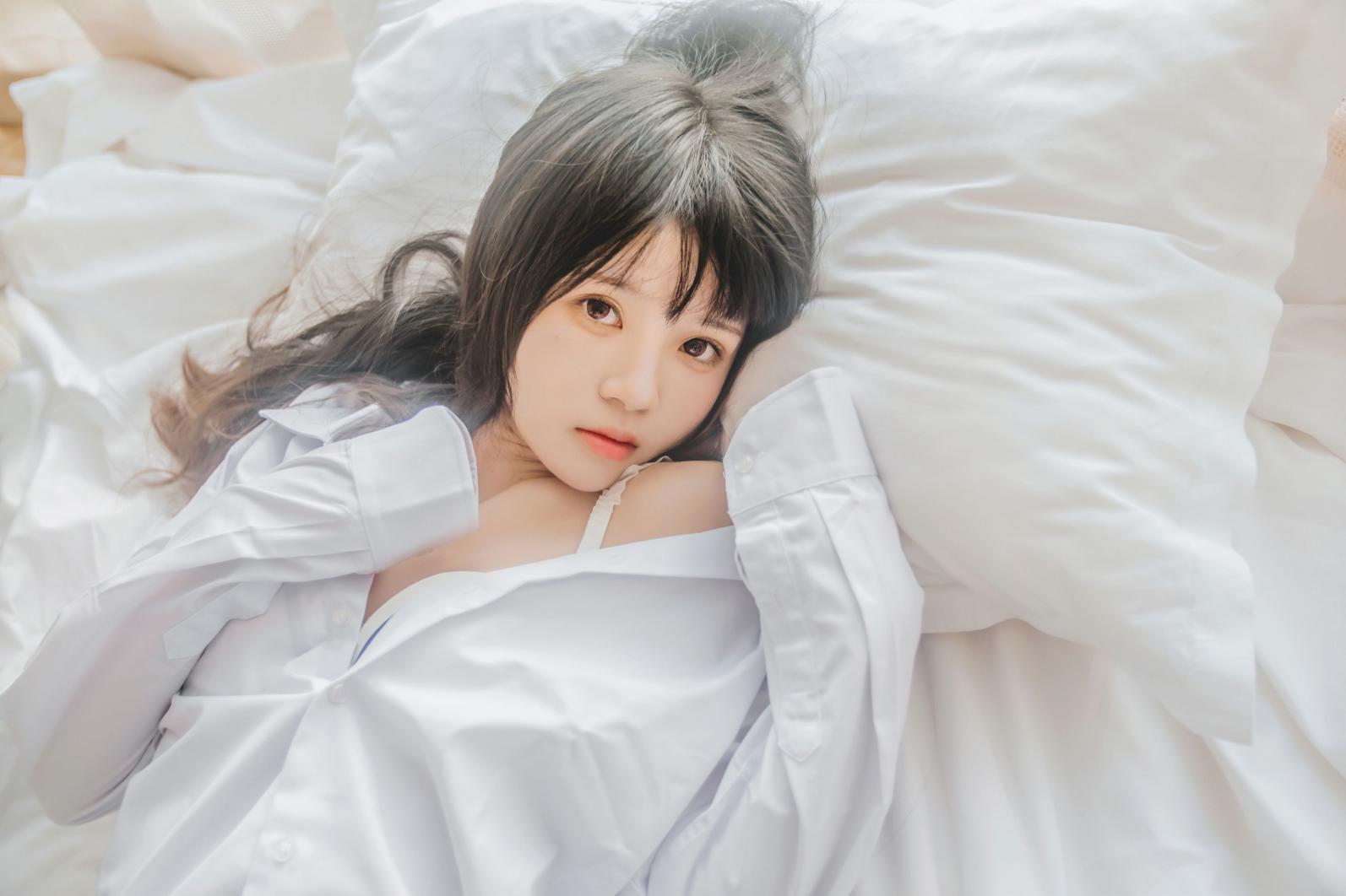 萝莉风COS 桜桃喵 – 白衬衫散发 - 图片3