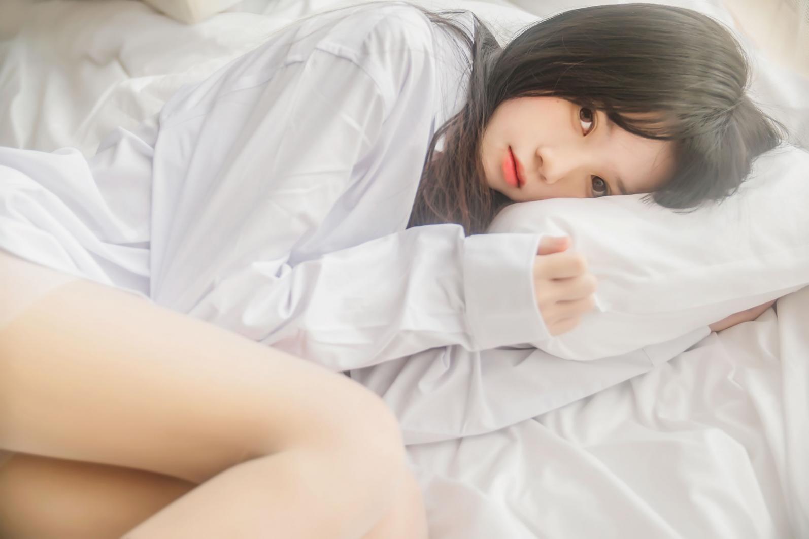 萝莉风COS 桜桃喵 – 白衬衫散发 - 图片2