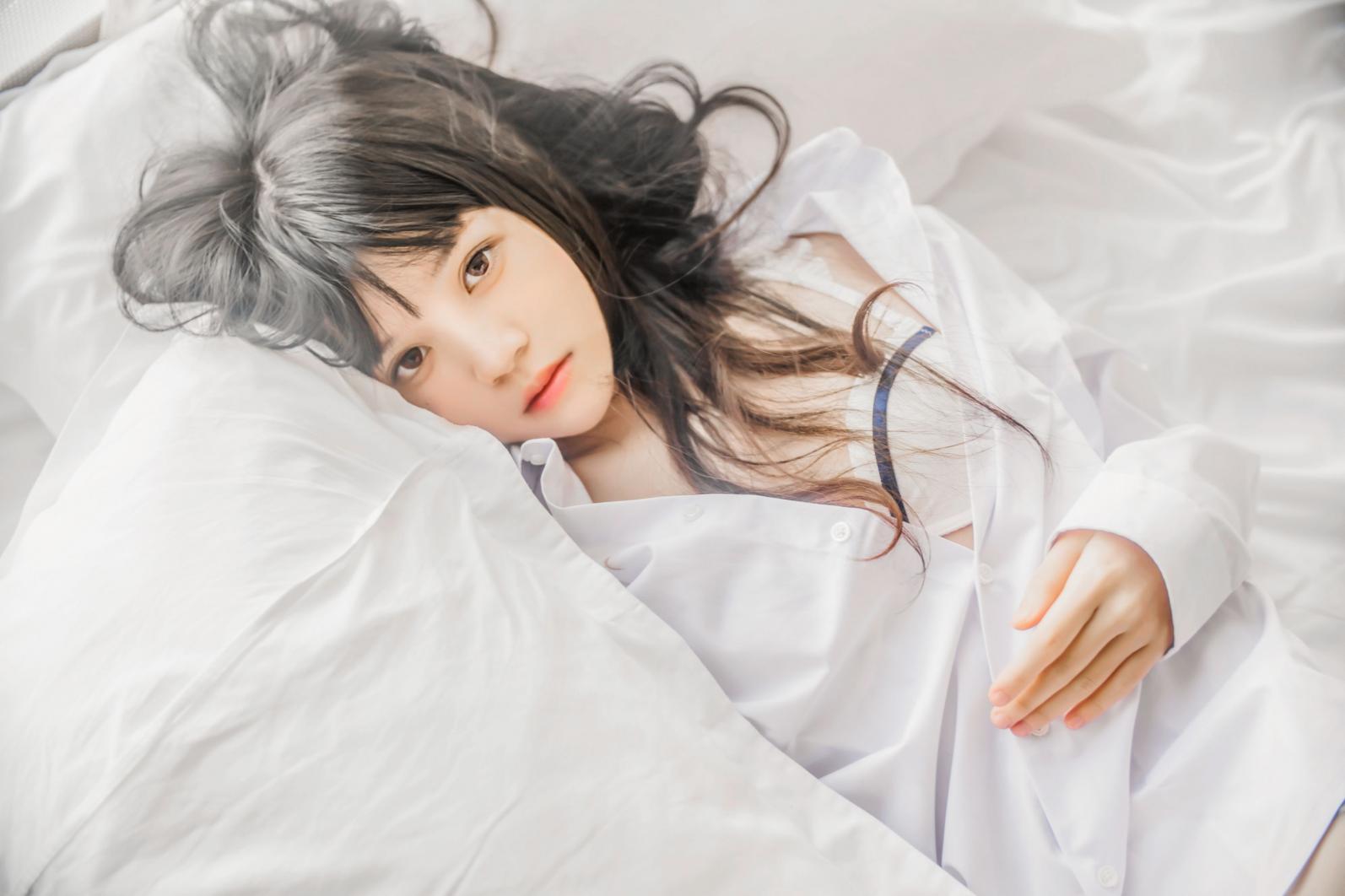 萝莉风COS 桜桃喵 – 白衬衫散发 - 图片4