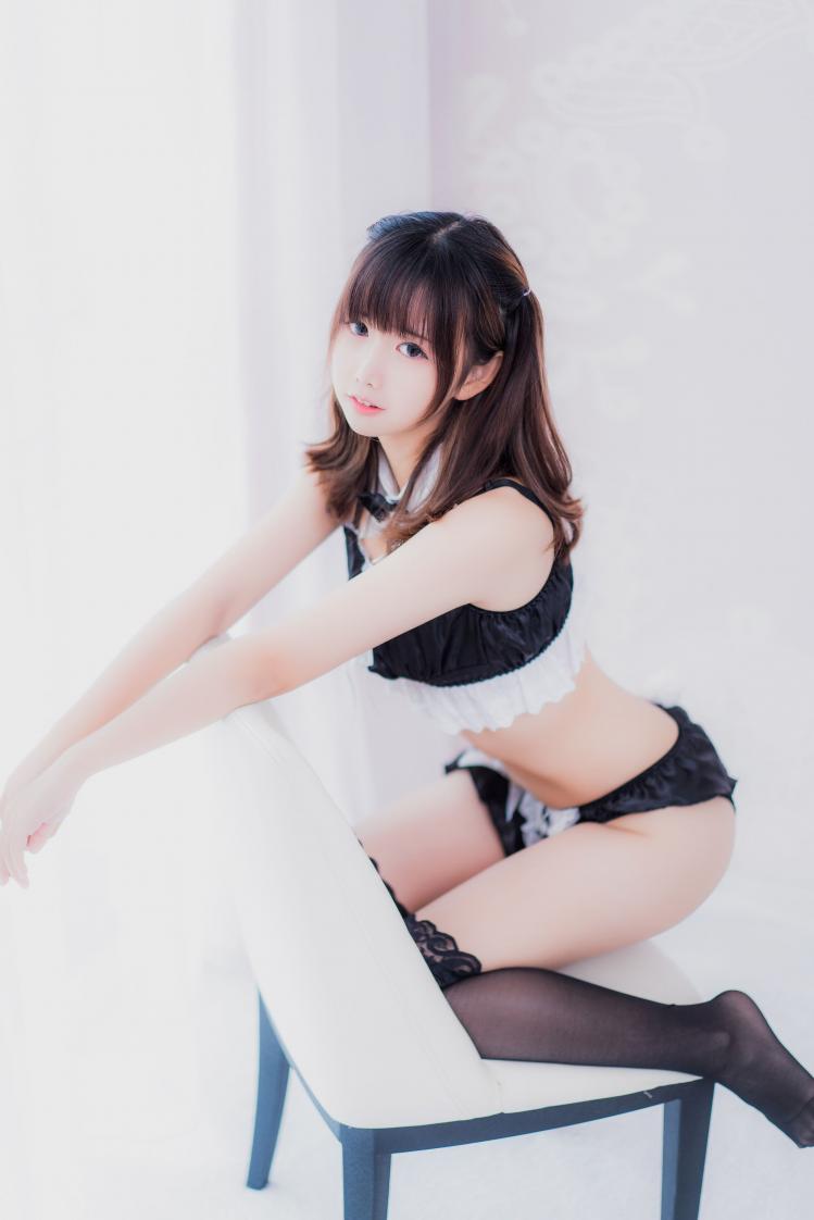 网红Coser@面饼仙儿 - 黑丝女仆 [25P1V-544MB] - 图片4