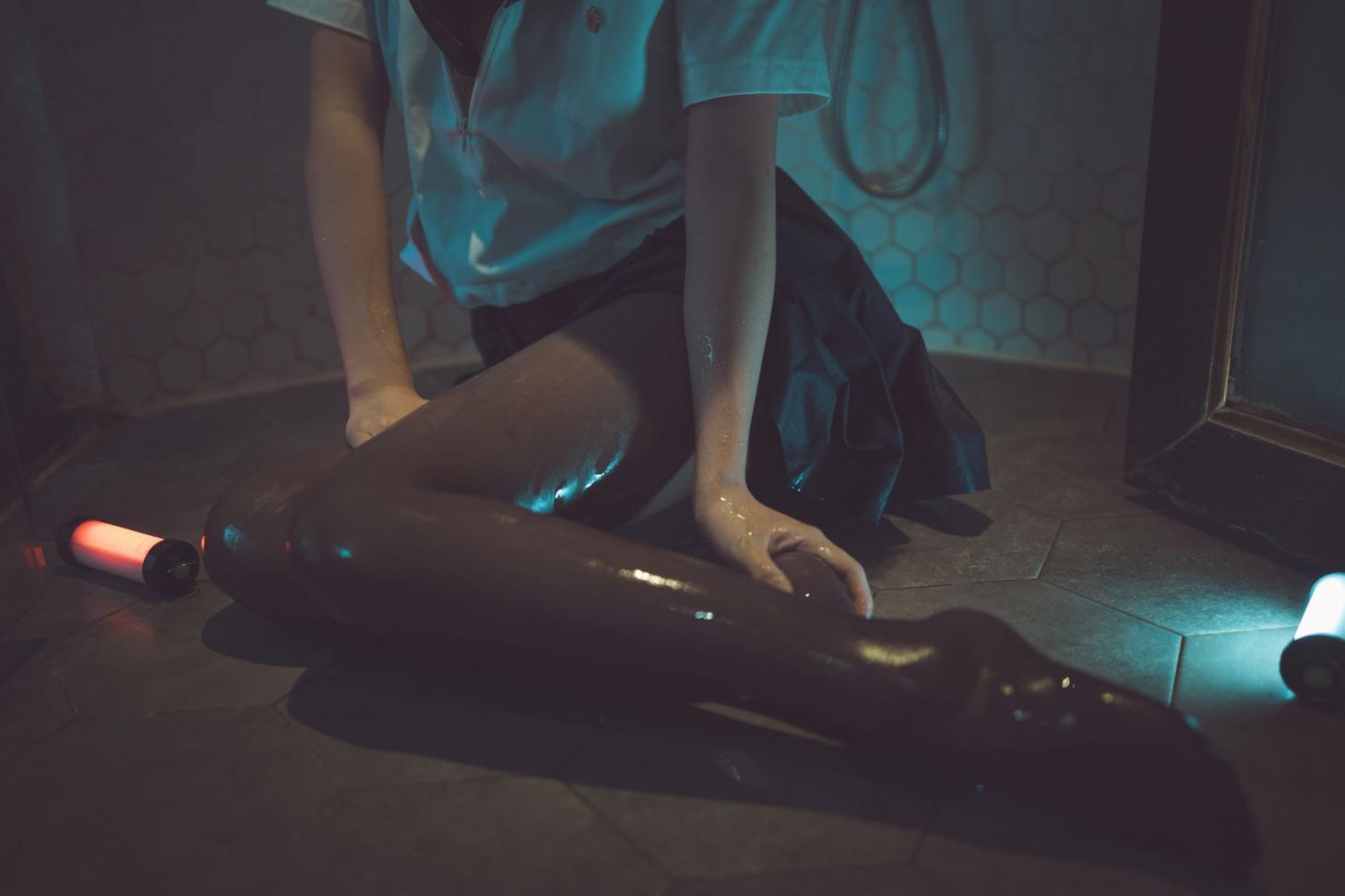 网红Coser@面饼仙儿 - 脑内少女 浴缸黑丝 [21P-257MB] - 图片5