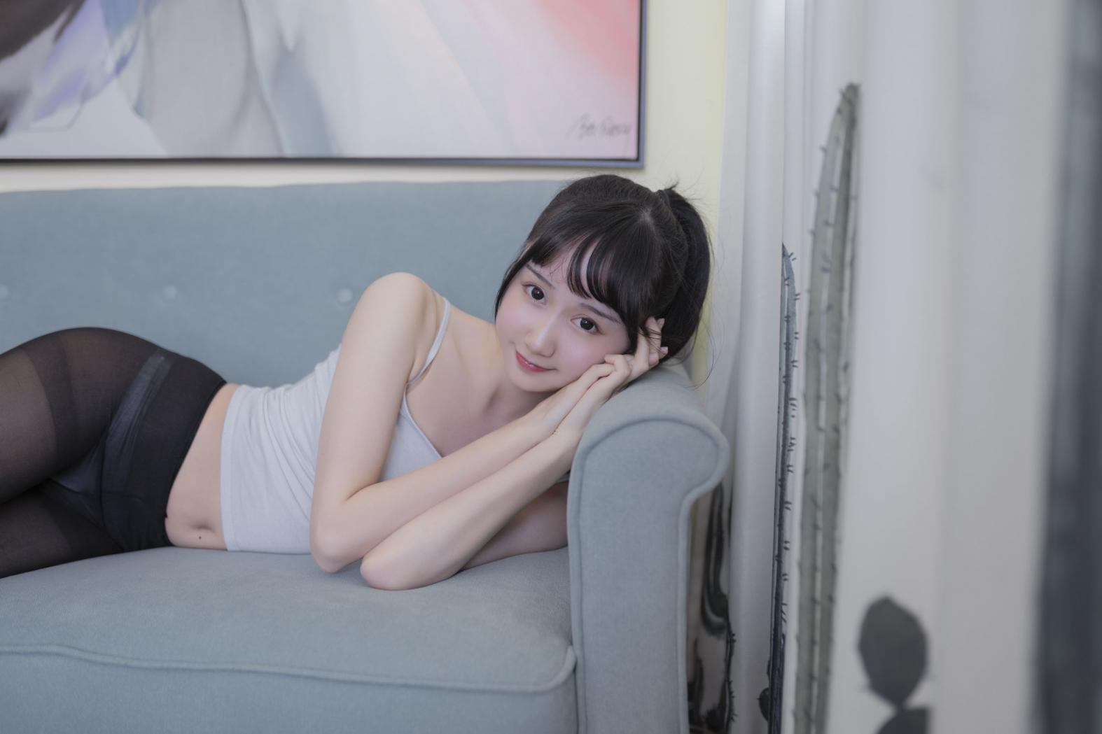 网红Coser@木绵绵OwO - 背心黑丝居家写真 [40P-260MB]