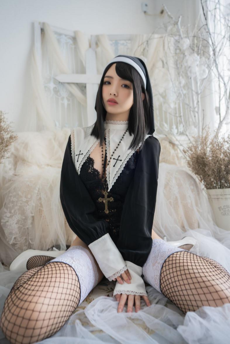 微博红人Coser@雯妹不讲道理 雯妹危险祈祷（修女） - 图片2