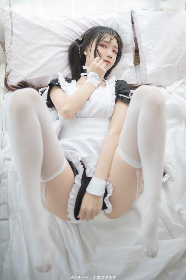 微博红人Coser@五更百鬼 女仆