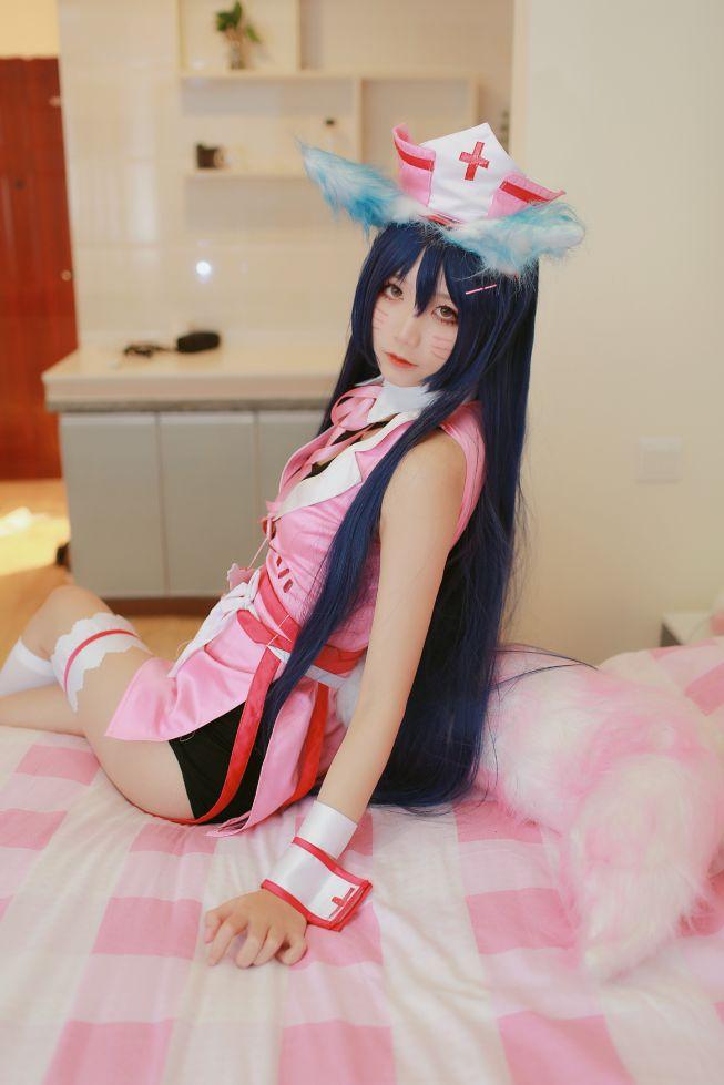 微博红人Coser@五更百鬼 阿狸护士服