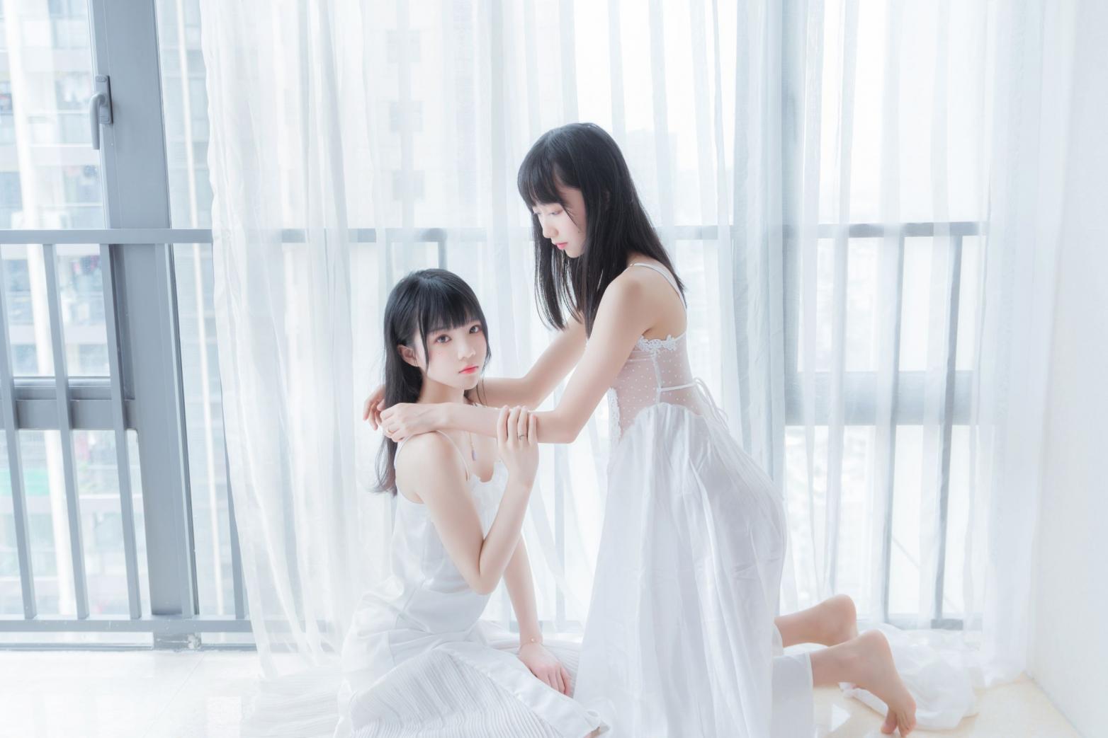 人气Coser@桜桃喵&木绵绵 - 朝(白裙×白裙) [58P724MB]