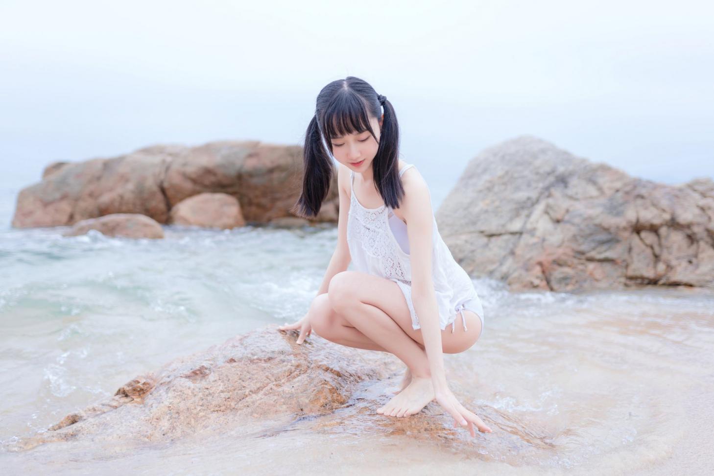 网红Coser@木绵绵OwO - 海边白色比基尼电子版 [30P133MB] - 图片4
