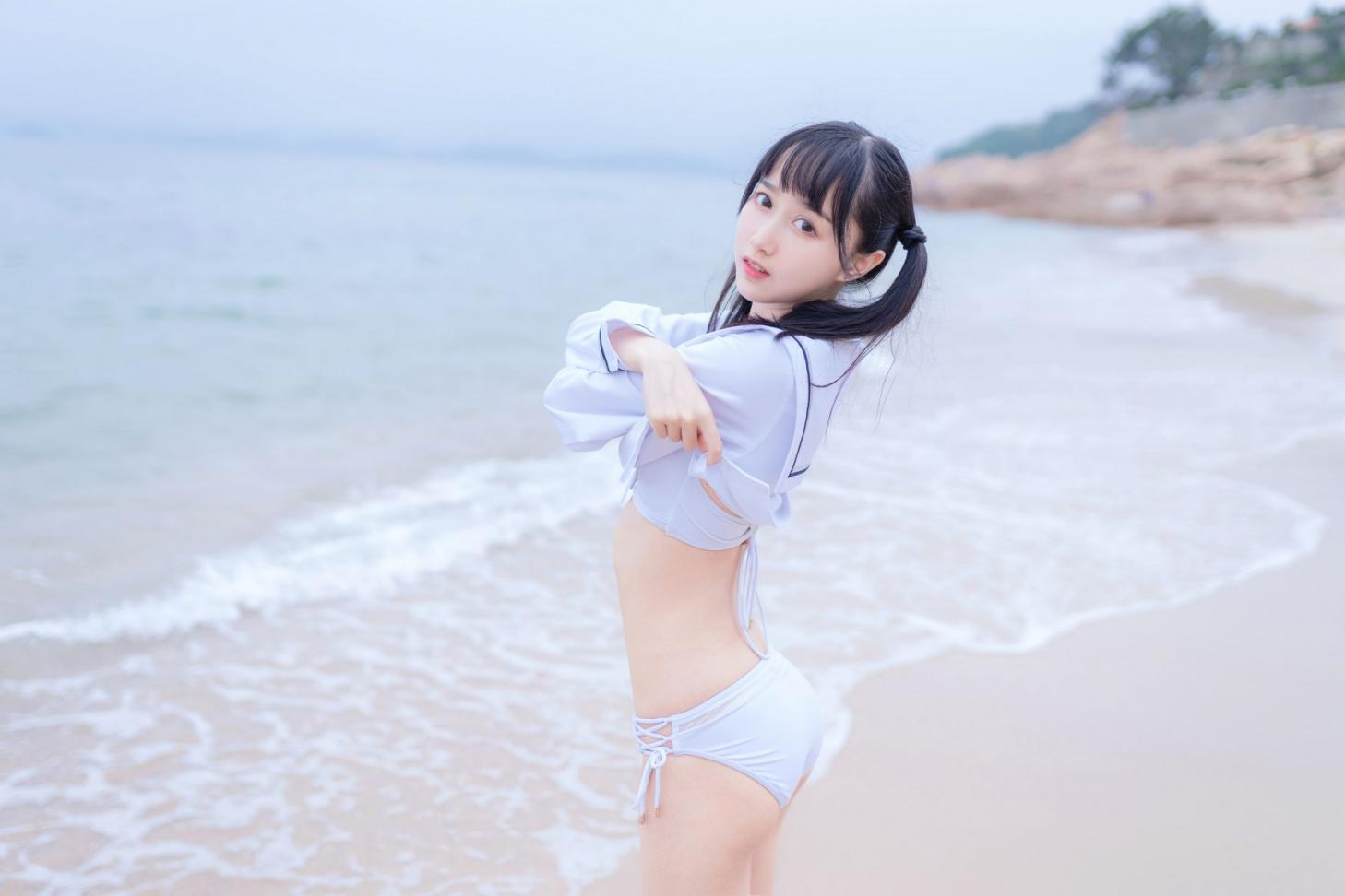网红Coser@木绵绵OwO - 海边白色比基尼电子版 [30P133MB]