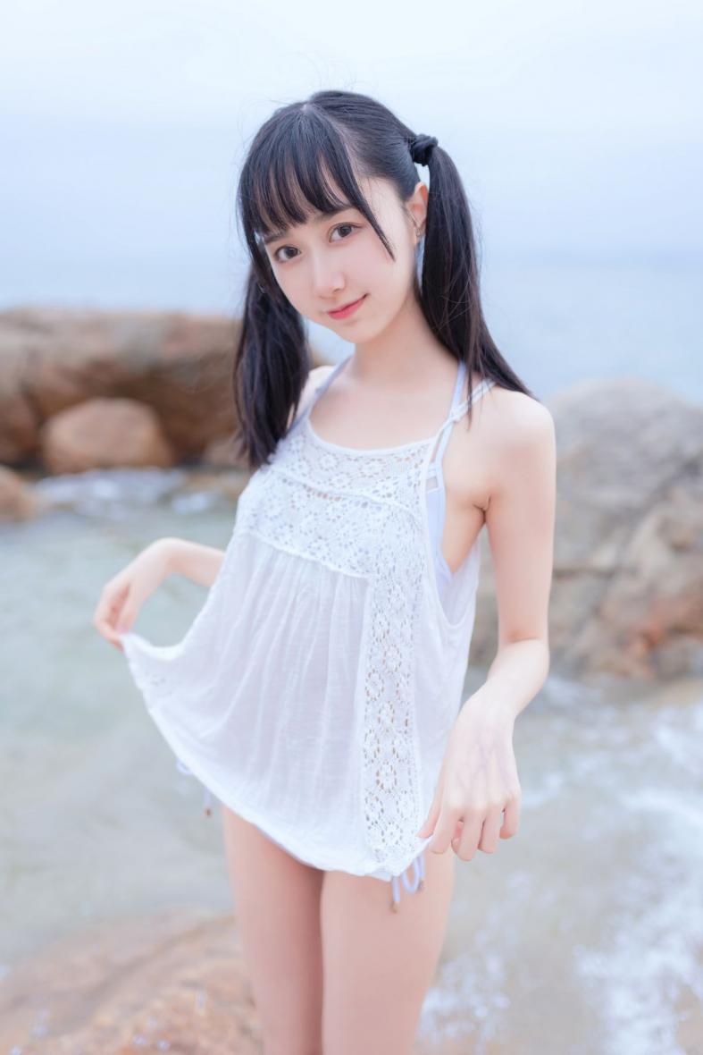 网红Coser@木绵绵OwO - 海边白色比基尼电子版 [30P133MB] - 图片3
