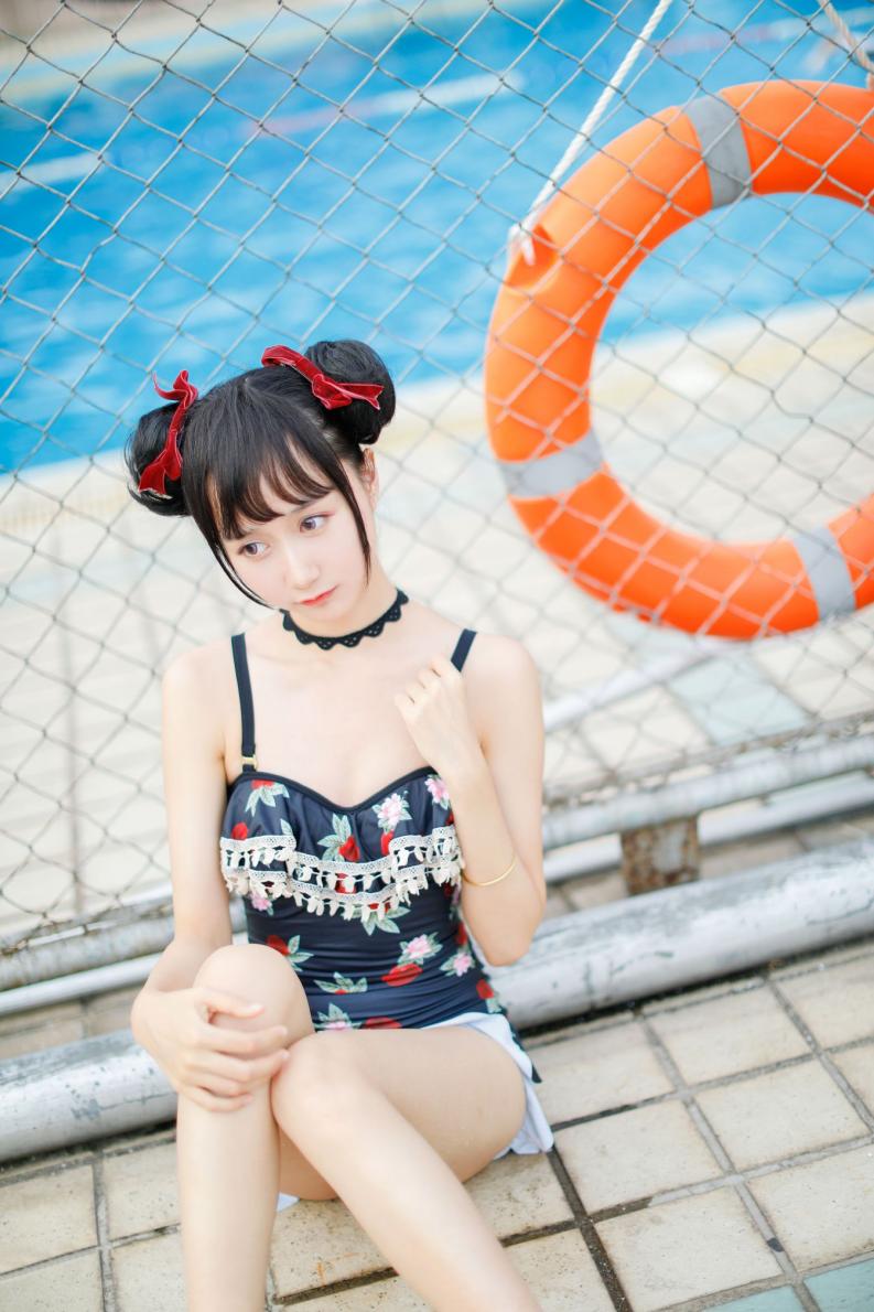 网红Coser@木绵绵OwO - 草莓泳衣 [40P97.4MB] - 图片8
