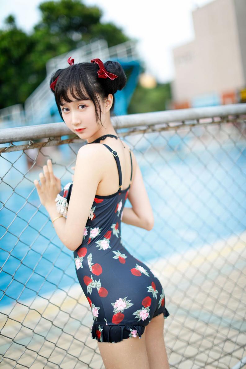 网红Coser@木绵绵OwO - 草莓泳衣 [40P97.4MB] - 图片4
