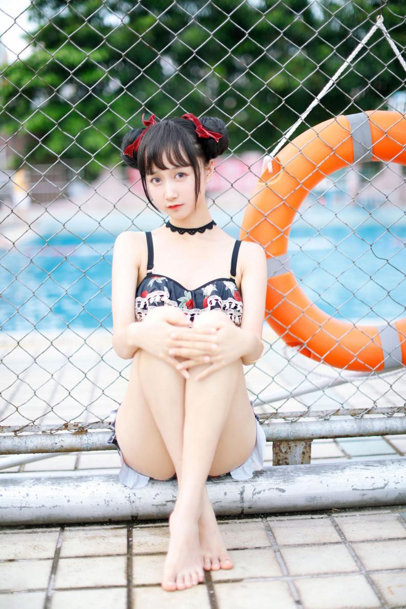网红Coser@木绵绵OwO - 草莓泳衣 [40P97.4MB] - 图片2