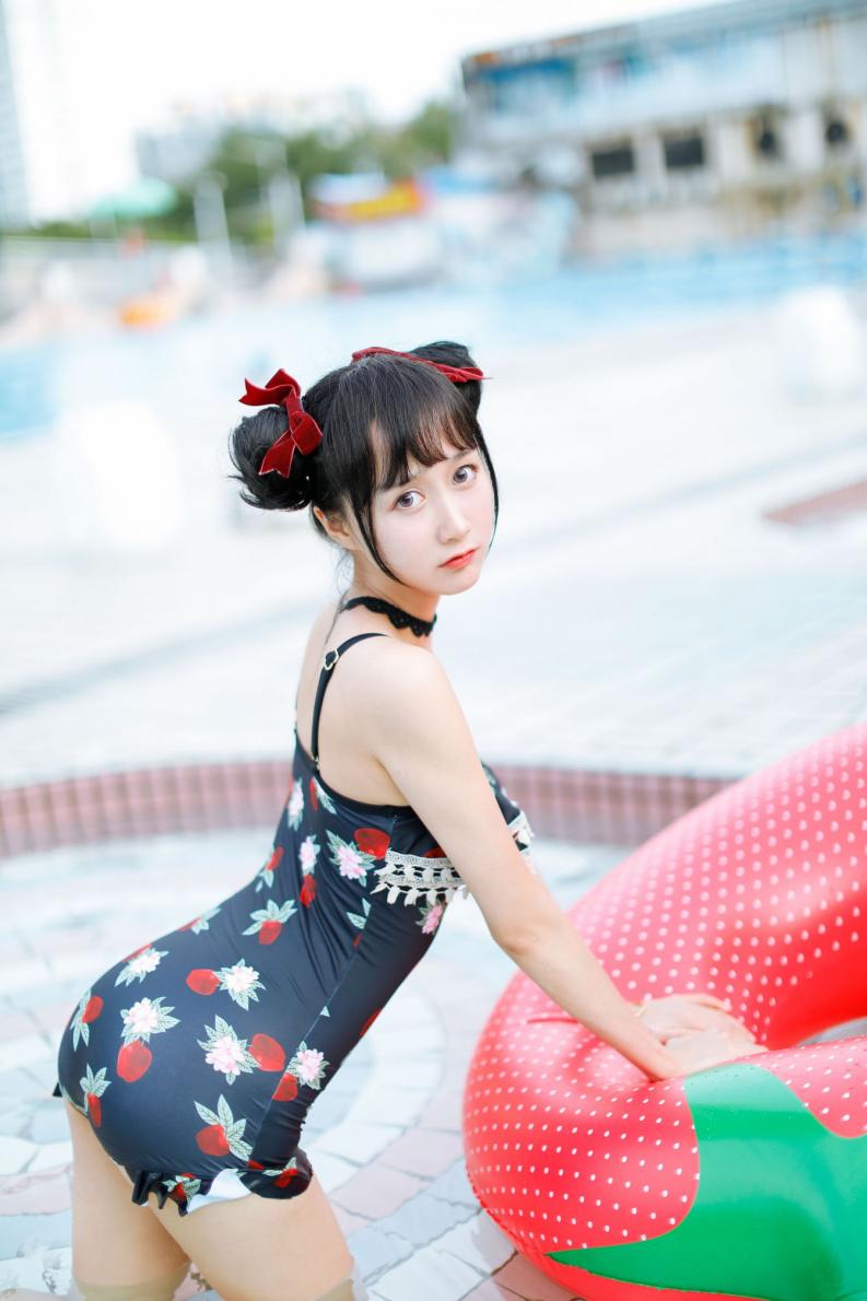 网红Coser@木绵绵OwO - 草莓泳衣 [40P97.4MB]