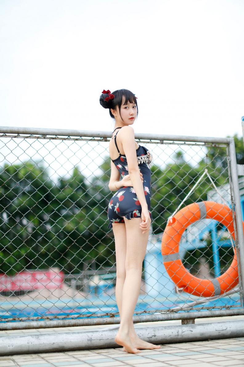 网红Coser@木绵绵OwO - 草莓泳衣 [40P97.4MB] - 图片5
