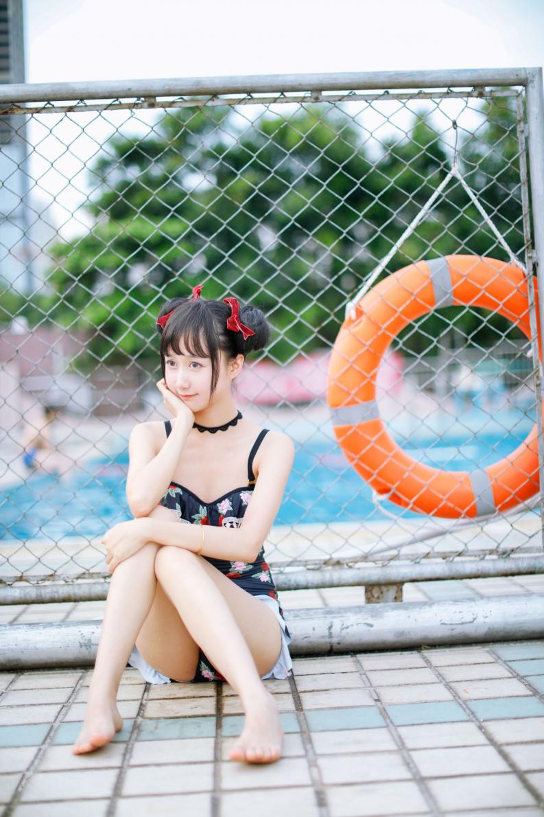 网红Coser@木绵绵OwO - 草莓泳衣 [40P97.4MB] - 图片7