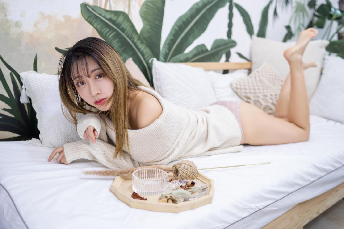 微博红人动漫Coser@-黑川-年上彼女 白色毛衣 [12P125MB]