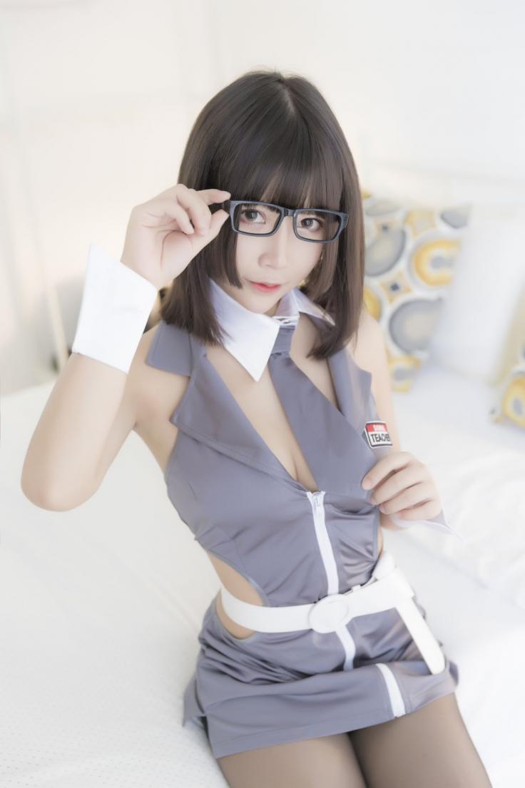 微博红人Coser@抱走莫子aa - 黑丝 [45P409MB]