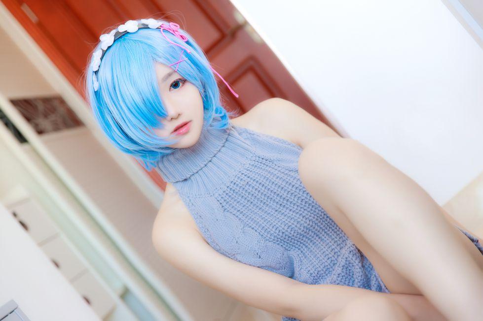 微博红人动漫Coser@南桃Momoko 蕾姆露背毛衣 [12P94.2MB]
