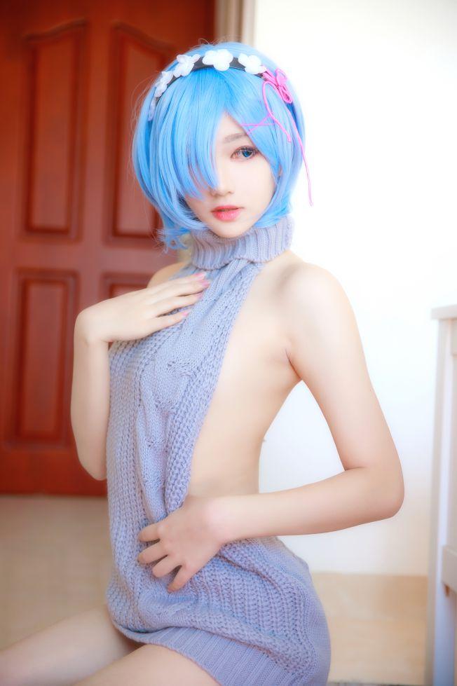 微博红人动漫Coser@南桃Momoko 蕾姆露背毛衣 [12P94.2MB] - 图片3
