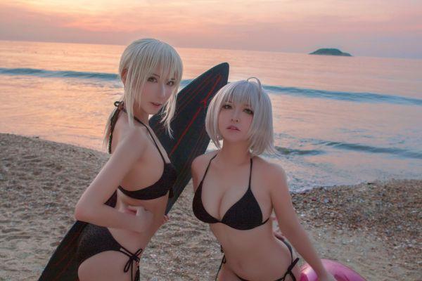 微博人气Coser@半半子&索索 海边泳装 [40P45MB]