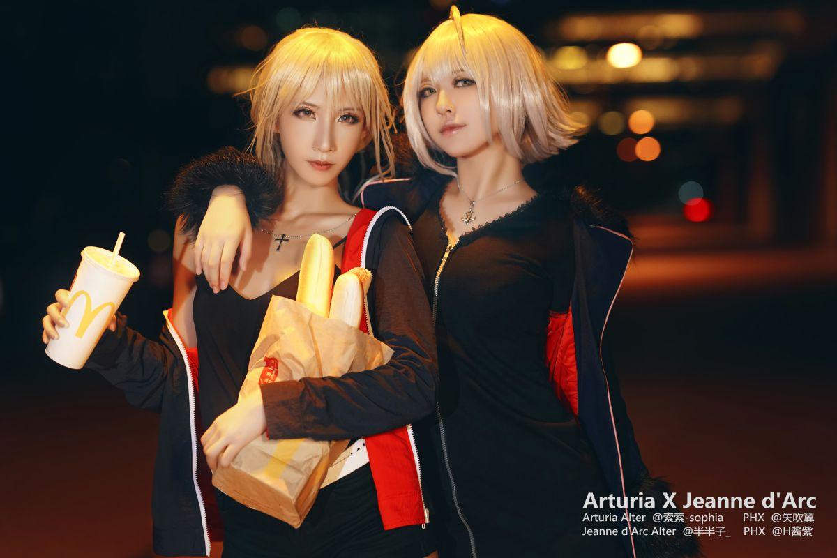 微博人气Coser@半半子&索索-海边泳装后路灯街拍 [9P76MB]