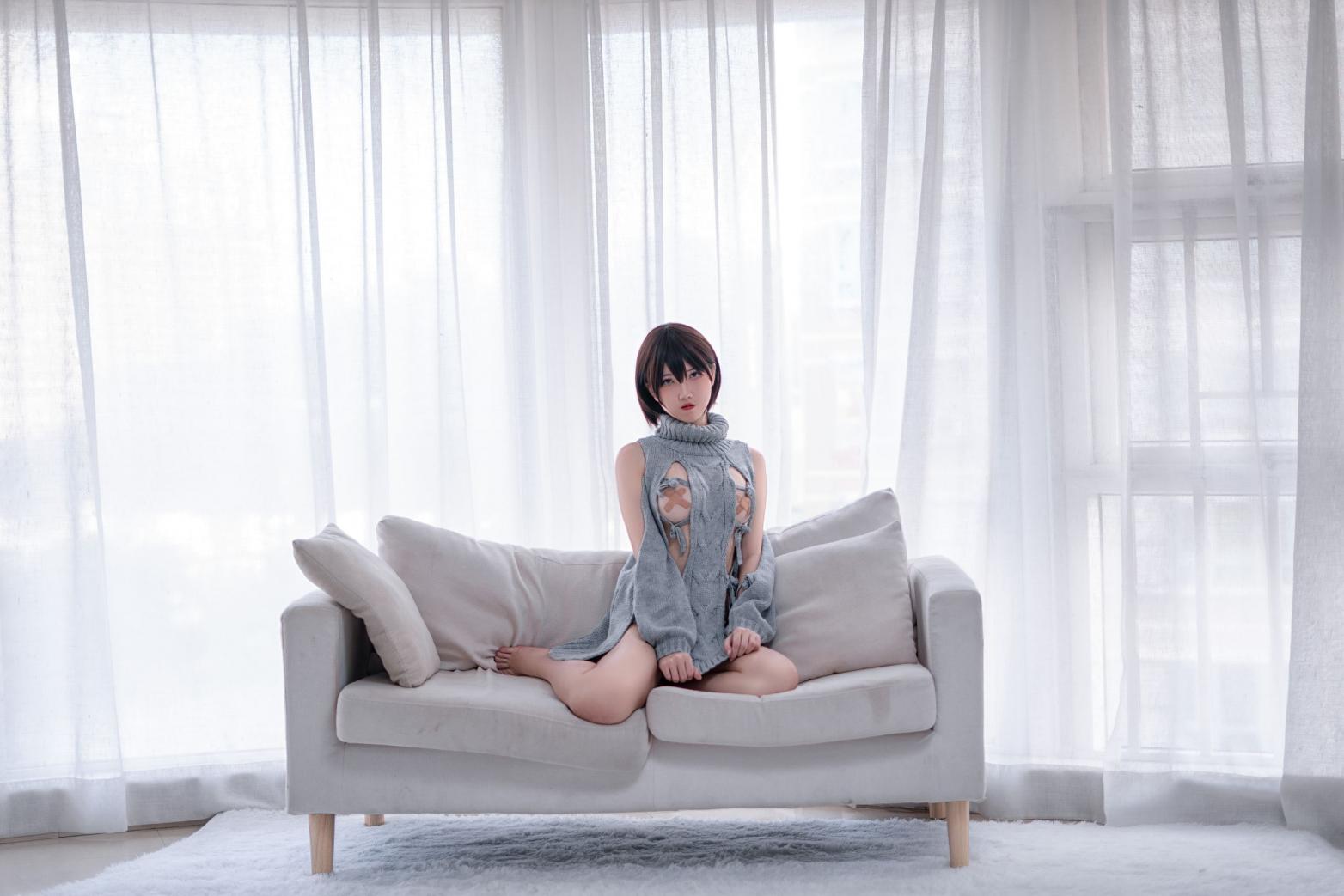 微博人气Coser@阿薰kaOri -露背毛衣写真 [20P105MB]