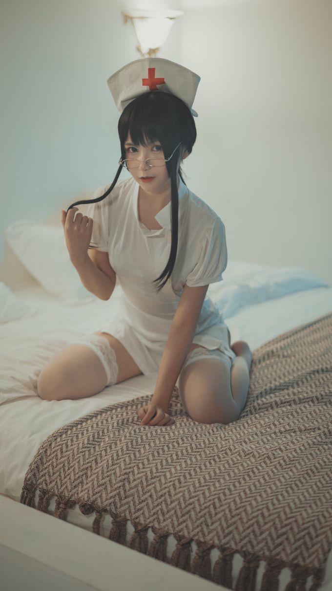 微博妹子@逐月Su 小护士 [24P65MB] - 图片5