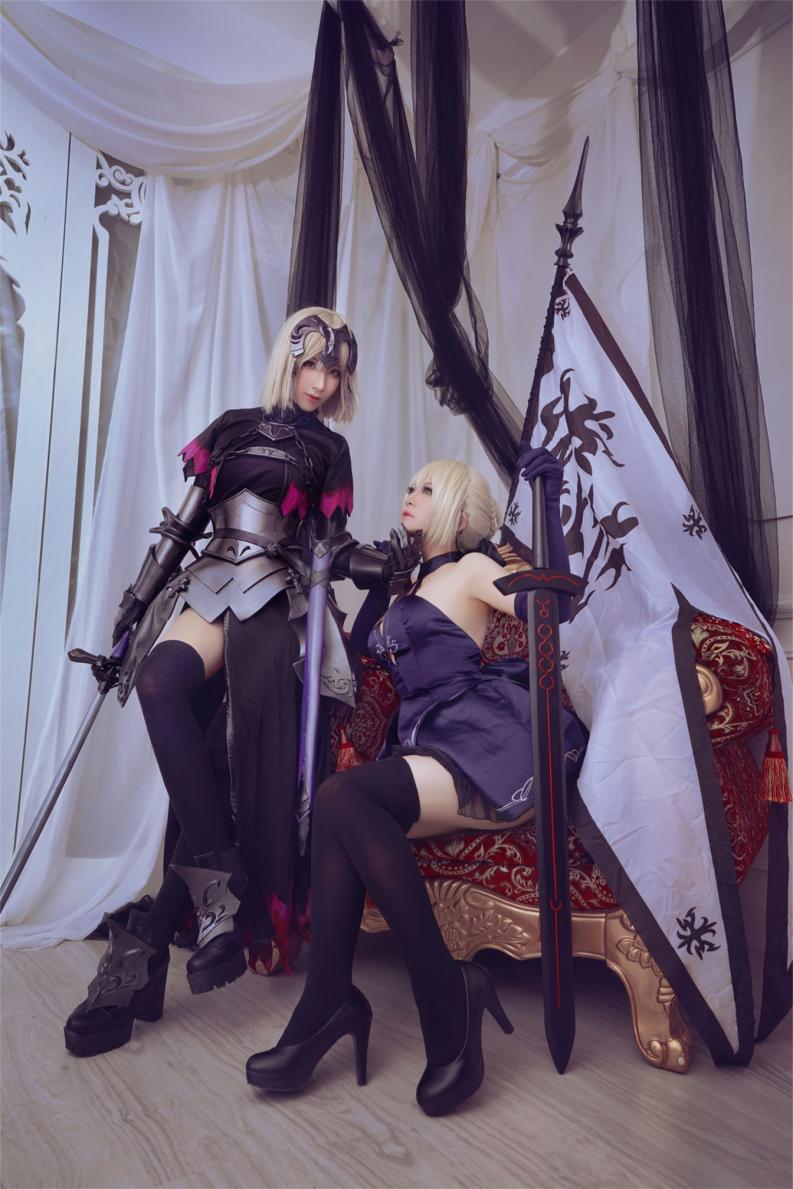 微博人气Coser@半半子&索索 黑贞3 [12P37MB]