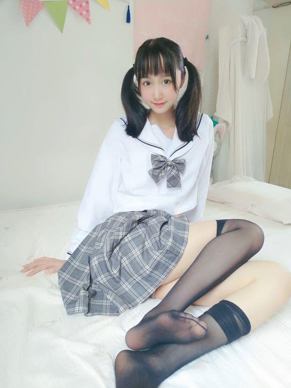 网红Coser@木绵绵OwO 灰格子jk [21P1V96.5MB] - 图片7