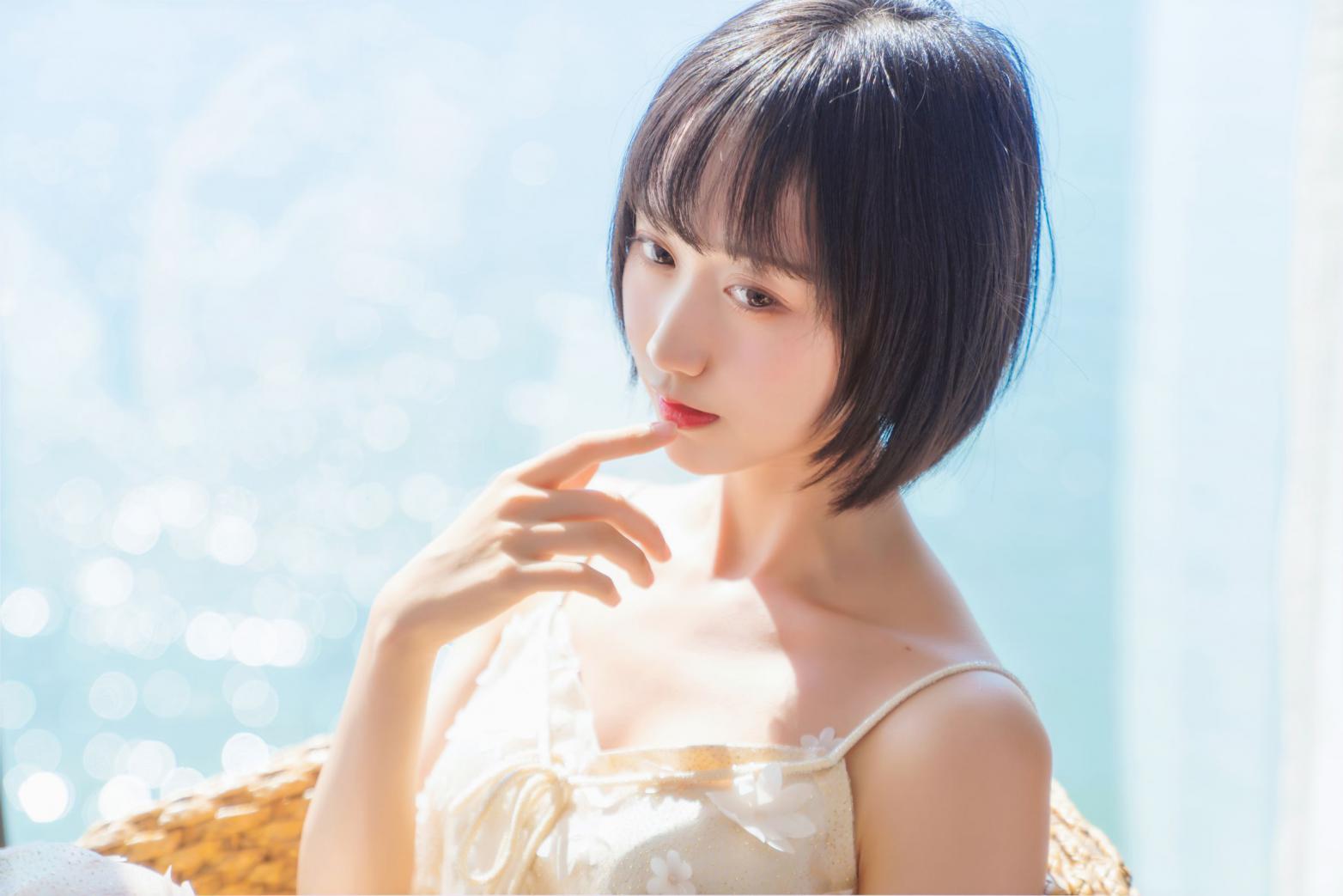网红Coser@木绵绵OwO 暖冬的海 米色裙子 [22P391MB] - 图片2