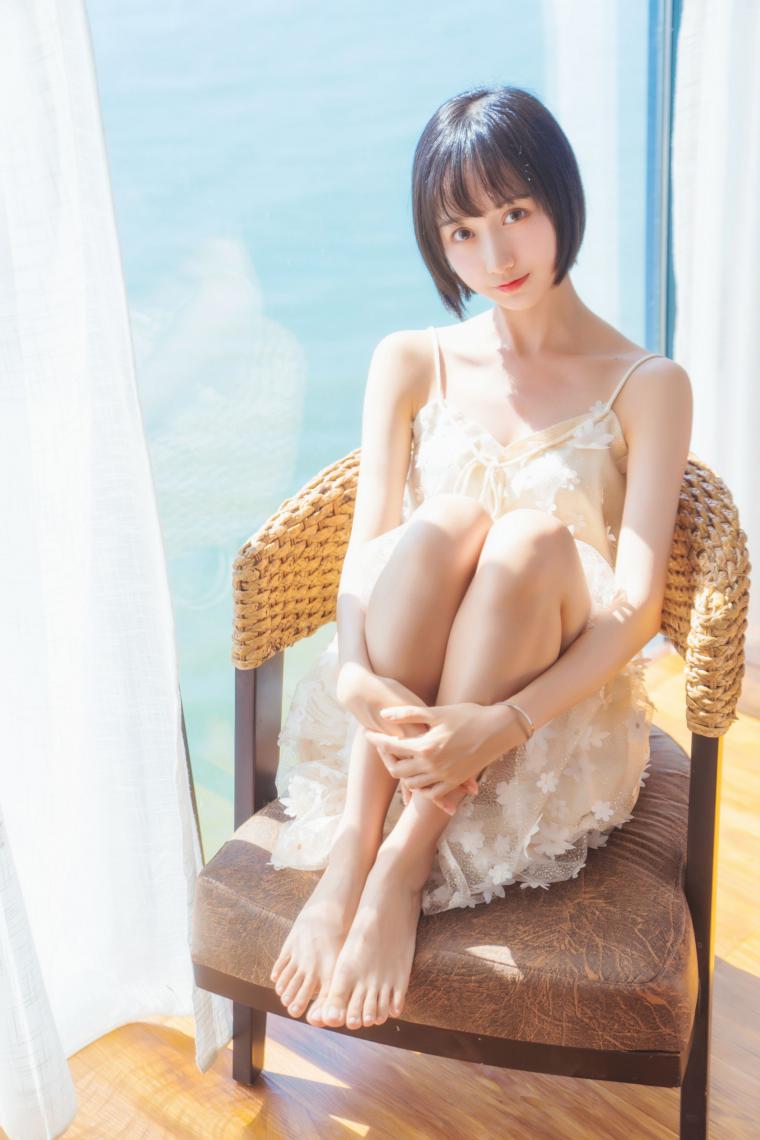 网红Coser@木绵绵OwO 暖冬的海 米色裙子 [22P391MB] - 图片4