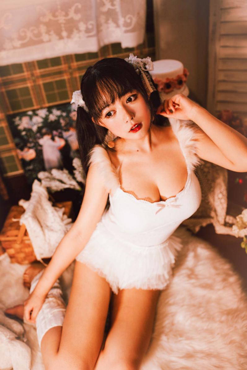 知名动漫博主@黑猫猫OvO 白色双马尾 [19P187MB]
