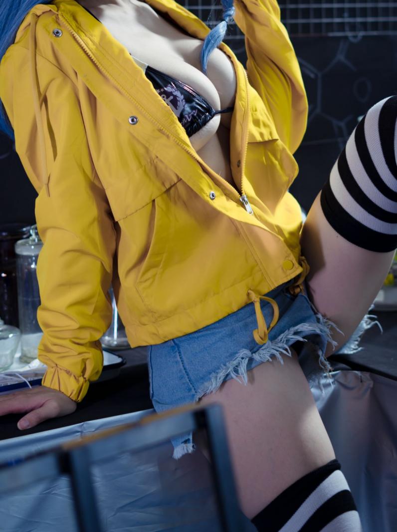 人气Coser@小仓千代 舰长写真 [40P506MB]