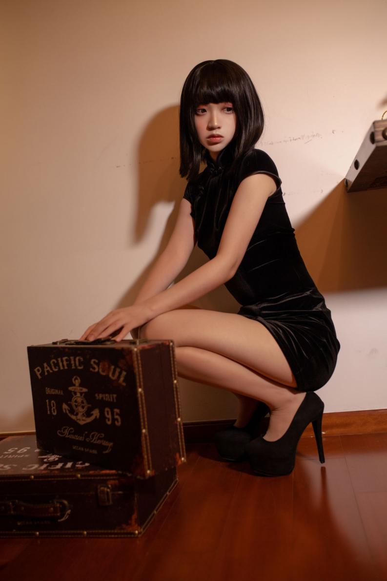 网紅Coser@疯猫ss 肉丝黑旗袍 [40P912MB] - 图片2