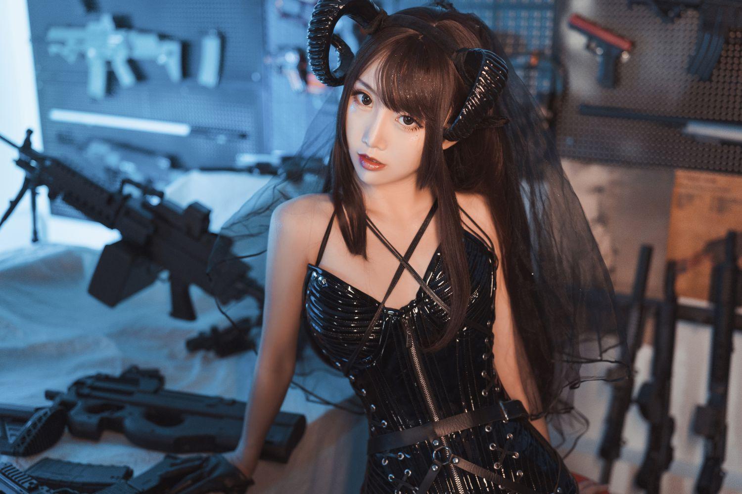 人气动漫Coser@面饼仙儿 束腰魅魔 [27P398MB]
