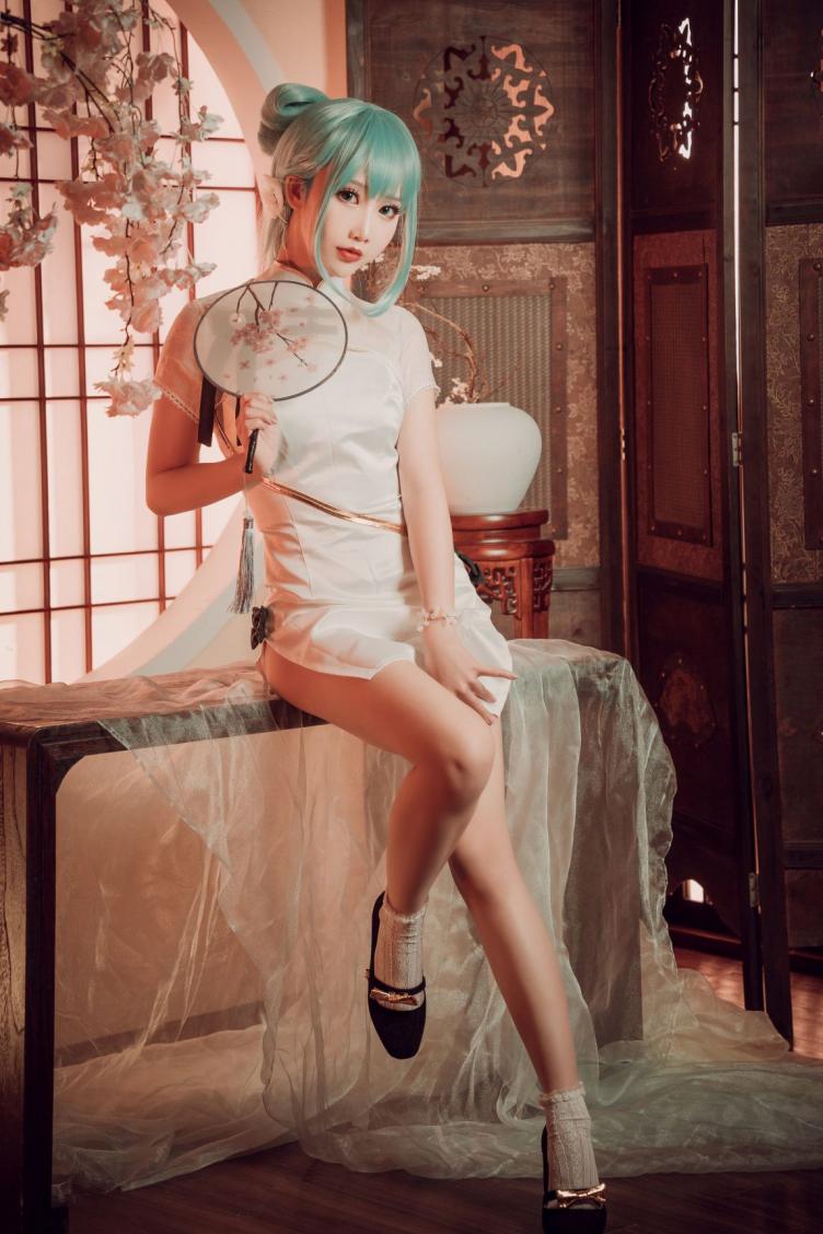 人气动漫Coser@面饼仙儿 初音旗袍 [28P514MB]