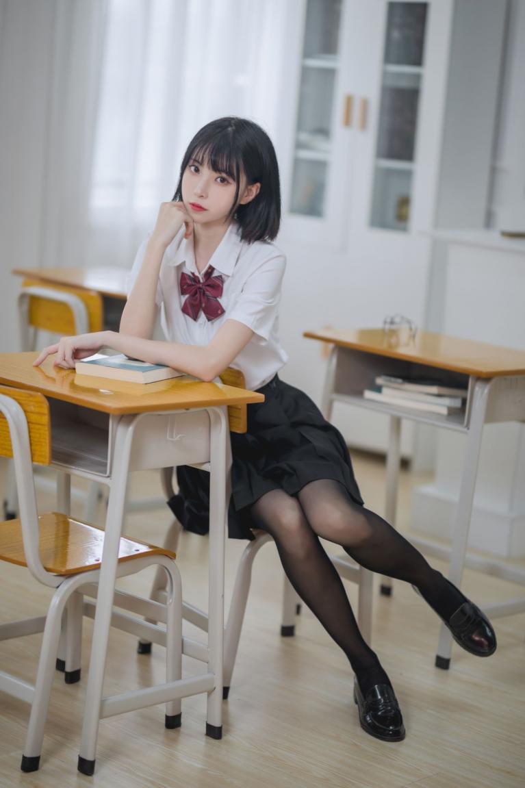 微博美少女许岚Cosplay性感写真教室jk黑丝 - 图片5