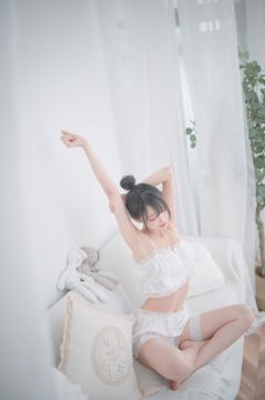 动漫博主@周叽是可爱兔兔 白色睡衣 [23P196MB] - 图片2